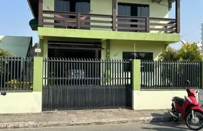 Casa  04 quartos no centro de navegantes a 200m do mar