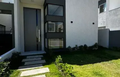 Casa terrea com fino acabamento, cond. vila florença, 100m2 area construida em abrantes