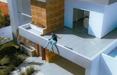 Casa de condomínio para venda tem 270 metros quadrados com 5 quartos