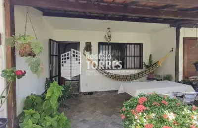 Casa duplex a venda de 2 suítes + dependência e 2 garagens em itapuã