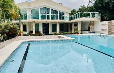 Cód. 289 vilas do atlântico casa com 6/4 sendo 4 suítes e 8 vagas
