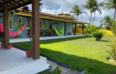 Casa grande em lauro de freitas, com arvores, quadra, psicina,galinheiro.