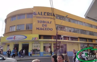 Loja interna, térrea com mezanino, fachada e porta de vidro
