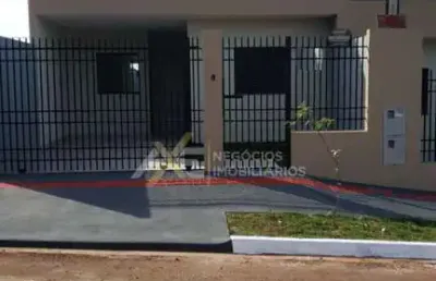 Casa geminada com 2quartos, garagem coberta, lavanderia, sala, cozinha,, 1 banheiro, jardim nos fund