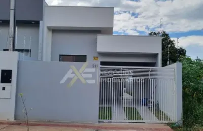 Casa com pé direito alto, 2 quartos, sala, cozinha, garagem coberta.