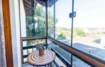 Apartamento semimobiliado com 02 dormitórios,  sacada com vista panorâmica e ótimo estado de conservação