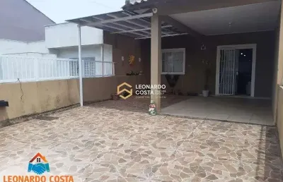 Bela casa geminada em bairro nobre próxima da praia