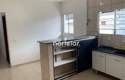 Excelente casa -na rua nicolas adam, 2 dormis, vaga de garagem pra 1 carro com corredor lateral, sala, conzinha, otima  localização , mercados e trans