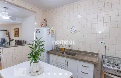 Casa localizada em rua particular e muito tranquila, com amplo comercio e proximidades com terminal de onibus, casa terrea, 2 dorms, 1 banheiro, 1 lav