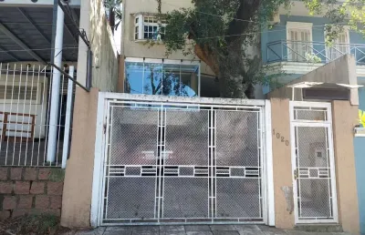 Casa na carlos huber fre. praça e a pocos metros do col. farroupilha