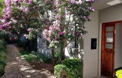 Edificio pequeno ju7nto a praça lindo e amplo apto. um dormitorio