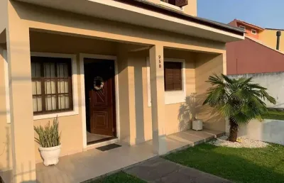 Linda casa de esquina com 3 dorm. suite e patio com piscina