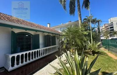 Casa à venda na avenida alvorada, 230, caiobá, matinhos, 220 m2 por r$ 2.380.000