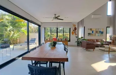 Casa alto padrão com 380m², 3 quartos/suítes para locação no condomínio reserva santa luisa em ribeirão preto/sp i imobiliária brioni imóveis