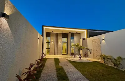 Casa plana com arquitetura moderna, cozinha com balcão integrada á sala de estar, sala com pé direito  elevado, varanda gourmet, pré instalação  para instação para aparelho de  ar condicionado nos 03 