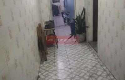 Sobrado bem localizado, 3 dormitórios e 2 vagas de garagem
