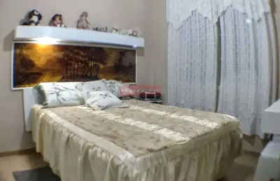 Casa térrea adaptada para deficiente, 305m de terreno, 3 dorm, 2 salas, 2 banheiros, 3 vagas.