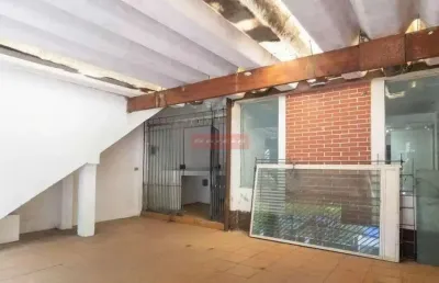 Sobrado com 150m2, sendo 3 quartos, 3 wcs, 2 vagas, sala, coz. excelente localização