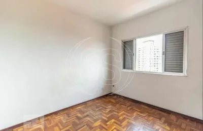 Sobrado residencial á venda com 2 vagas de garagem.