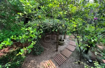 Casa contemporânea com 4 suítes, piscina, quintal e jardim