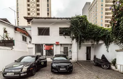 Casa comercial com 300m² para locação no coração de moema.
