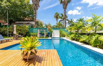 Casa de condomínio de 1.300 de terreno com 5 suítes e 5 vagas à venda no miolo do jardim dos estado