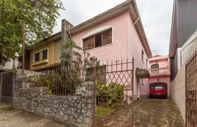 Casa super espaçosa, em ótima localização, com 04 dormitrios.