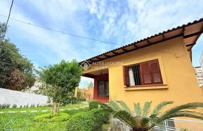 Casa com 3 quartos à venda na travessa nossa senhora de lourdes, 81, tristeza, porto alegre, 318 m2 por r$ 1.200.000
