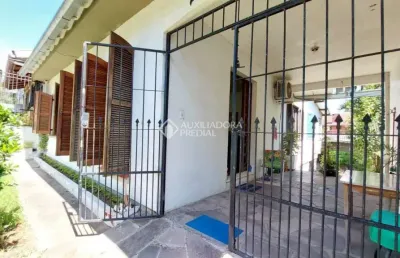 Casa com 3 quartos à venda na avenida teixeira mendes, 298, chácara das pedras, porto alegre, 114 m2 por r$ 750.000