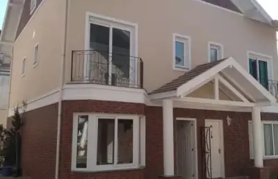 Casa em condomínio fechado com 3 quartos à venda na antonio beneti sobrinho, 500, mato queimado, gramado, 108 m2 por r$ 830.000