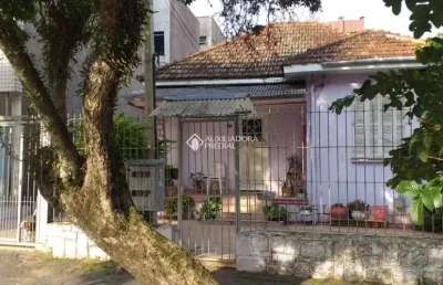 Casa com 2 quartos à venda na rua chile, 729, jardim botânico, porto alegre, 440 m2 por r$ 800.000