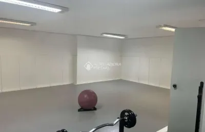 Sala comercial à venda na avenida independência, 796, independência, porto alegre, 111 m2 por r$ 427.500