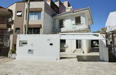 Casa com 2 quartos à venda na rua joão guimarães, 252, santa cecília, porto alegre, 213 m2 por r$ 850.000