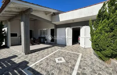Casa com 4 quartos à venda na uruguai, 593, zona norte, capão da canoa, 340 m2 por r$ 2.130.000