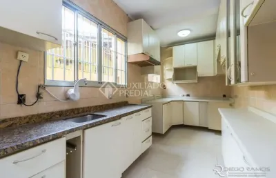 Casa em condomínio fechado com 4 quartos à venda na rua breno arruda, 105, santa maria goretti, porto alegre, 250 m2 por r$ 690.000