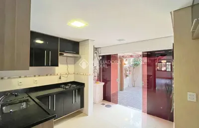 Casa com 2 quartos à venda na rua irmão jaime biazus, 211, guarujá, porto alegre, 116 m2 por r$ 460.000