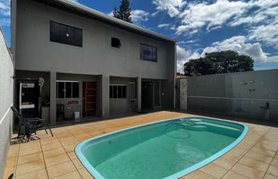 Vende ou troca, casa com piscina, canil para pets e corredor lateral.
