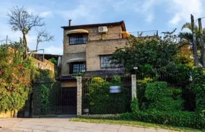 Casa com 3 quartos à venda na rua arapei, 325, cristal, porto alegre, 232 m2 por r$ 720.000