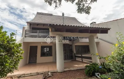 Casa em condomínio fechado com 4 quartos à venda na rua doutor castro de menezes, 943, vila assunção, porto alegre, 299 m2 por r$ 1.290.000