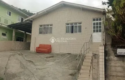 Casa com 7 quartos à venda na bernardina cordeiro vieira, 90, córrego grande, florianópolis, 350 m2 por r$ 960.000