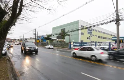Prédio com 10 salas para alugar na Avenida Vereador Toaldo Túlio, 4523, Orleans, Curitiba