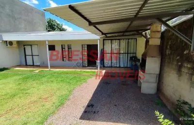 Casa usada aos fundos  com 85 mts terreno 300 mts  no bairro canadá