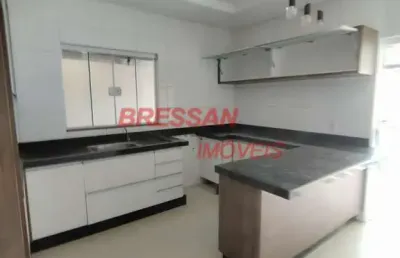 Sobrado com suite, 2 quartos, iluminação indireta, porcelanato e piso flutuante