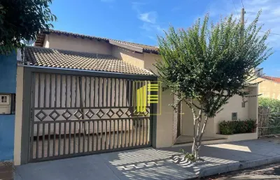 Casa com 03 dormitórios, churrasqueira e 02 vagas de garagem no