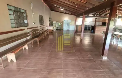 Chácara mobiliada para locação com piscina, varanda grande com churrasqueira e campo de futebol.