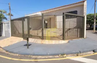 Casa para locação no bosque da felicidade com 03 quartos, varanda e 02 vagas de garagem.