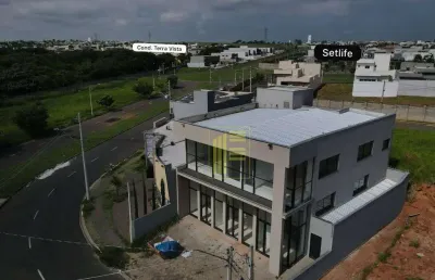 Alugo sala comercial em mirassol com cerca de 100m², ideal para empresas, depósitos, oficinas ou sede administrativa.