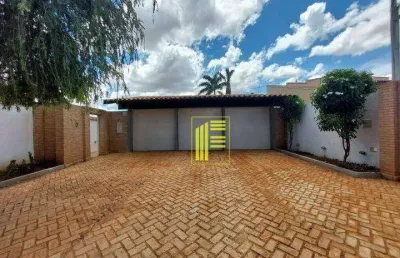 Aluga-se casa comercial com 600 m² de terreno, térrea com 03 dormitórios, 04 wc, 05 vagas. ótima para clinicas de repouso.