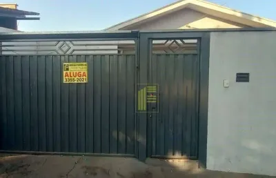 Casa para locação no cristo rei com 02 dormitórios e 02 vagas de garagem.