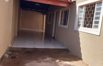 Casa para locação na vila elmaz com 02 quartos e varanda.